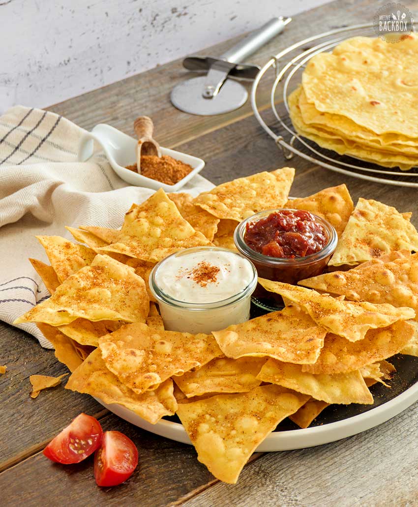 Small nachos with 2 dips