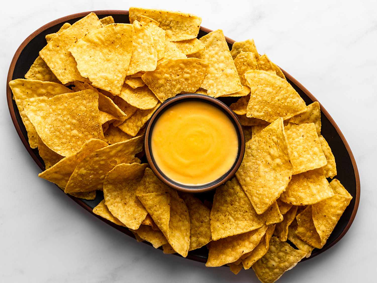 Large nachos with 2 dips